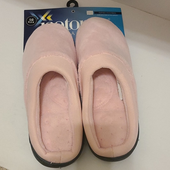 Isotoner memory foam slippers size US 8,5-9